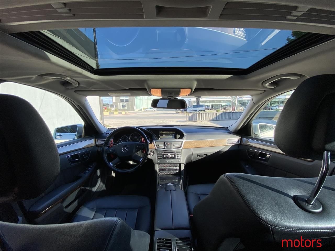 2011' Mercedes-Benz E 300 photo #6