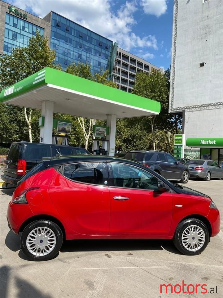 2014' Lancia Ypsilon photo #3