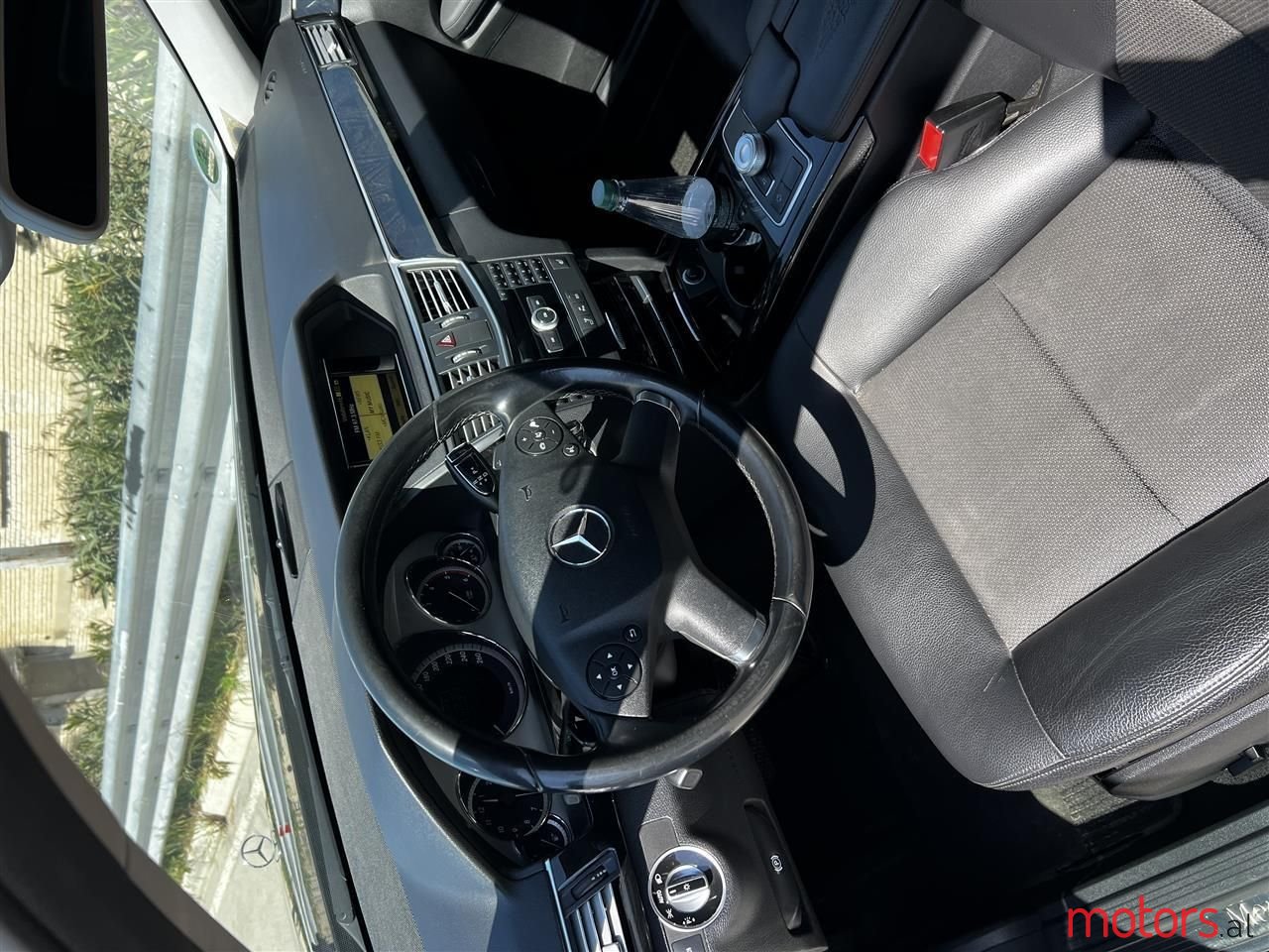 2011' Mercedes-Benz E 220 photo #5