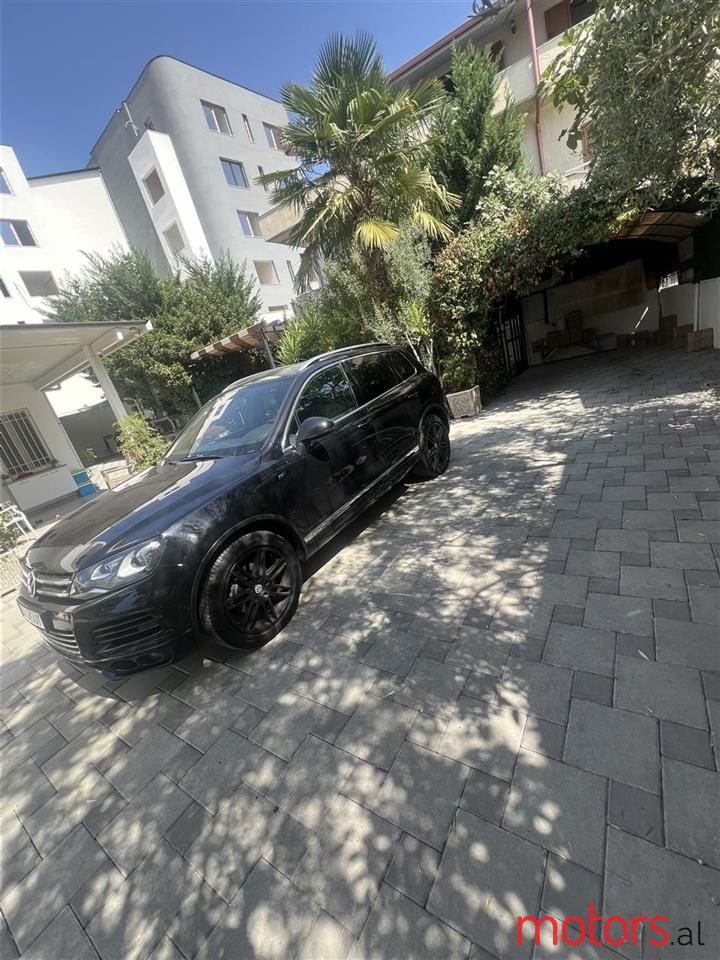 2011' Volkswagen Touareg photo #5