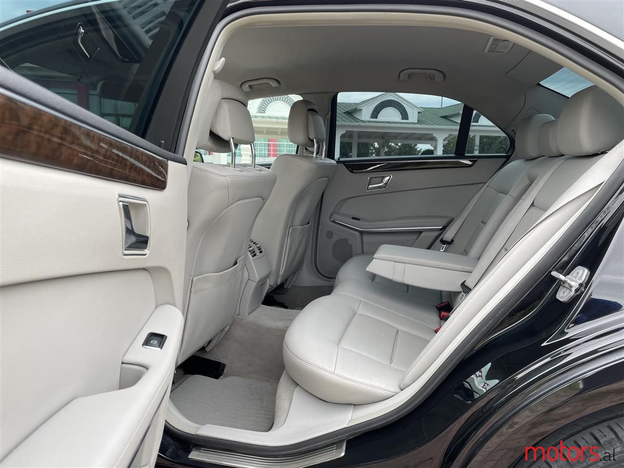 2011' Mercedes-Benz E 250 photo #5