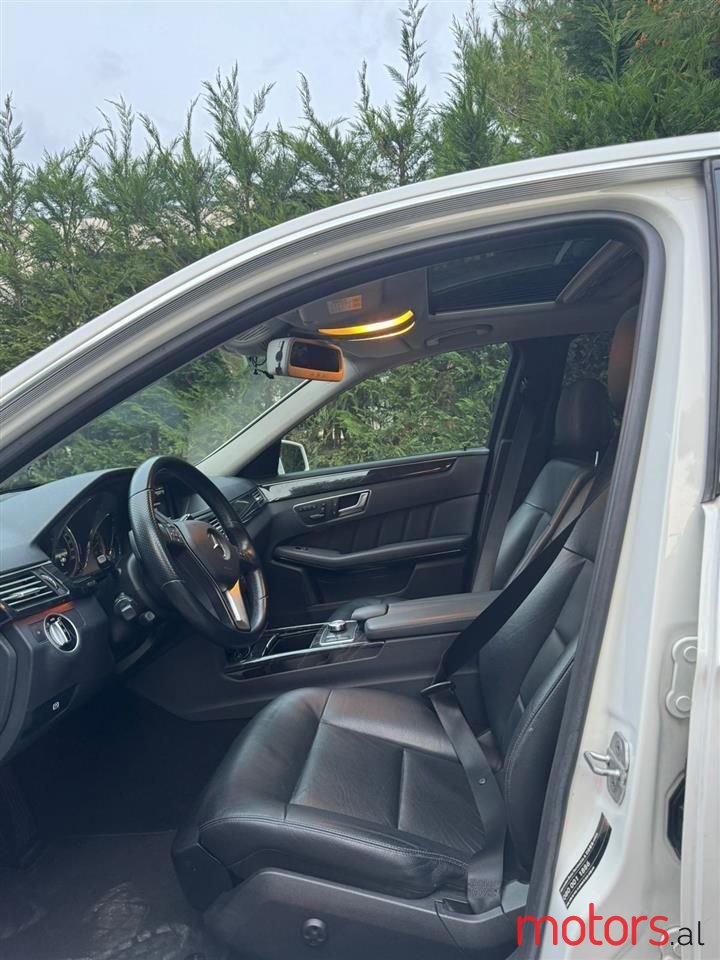 2013' Mercedes-Benz E 300 photo #2