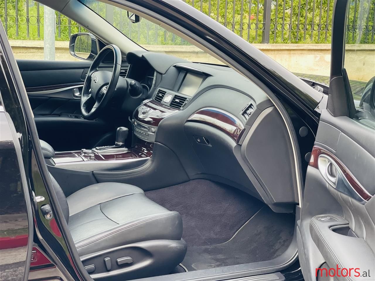 2017' Infiniti Q70 photo #2