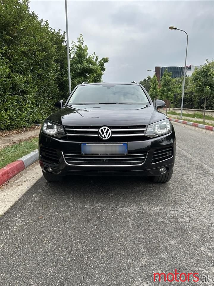 2013' Volkswagen Touareg photo #1