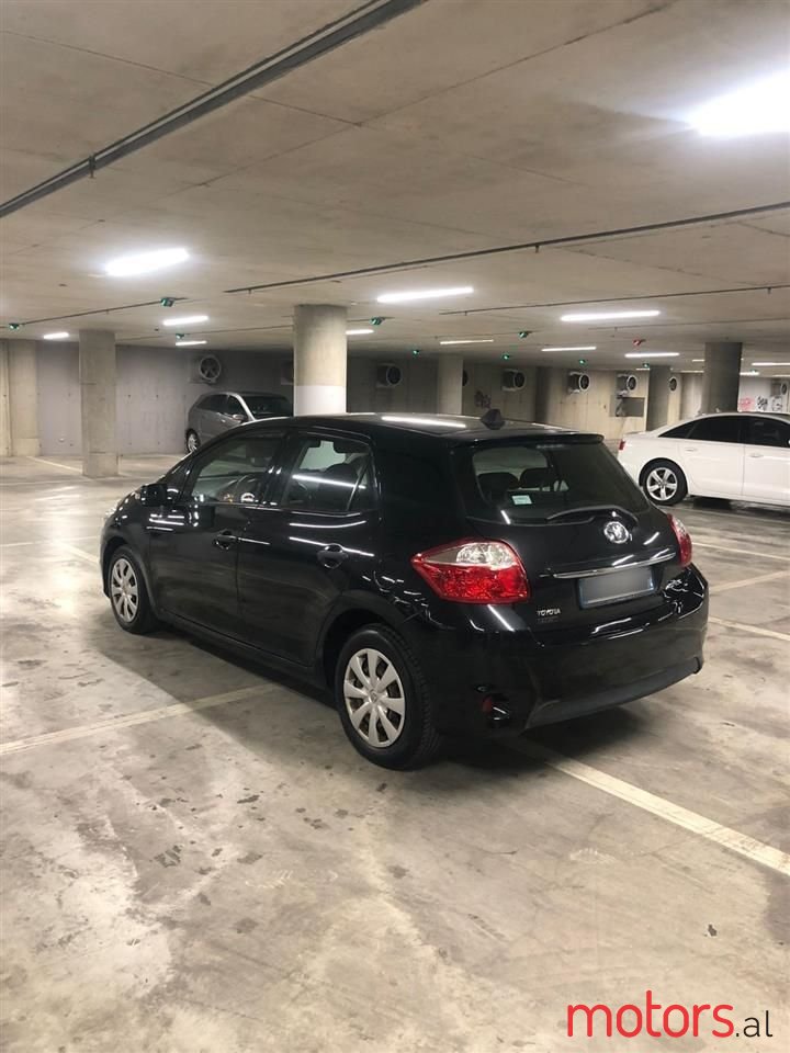 2011' Toyota Auris photo #5