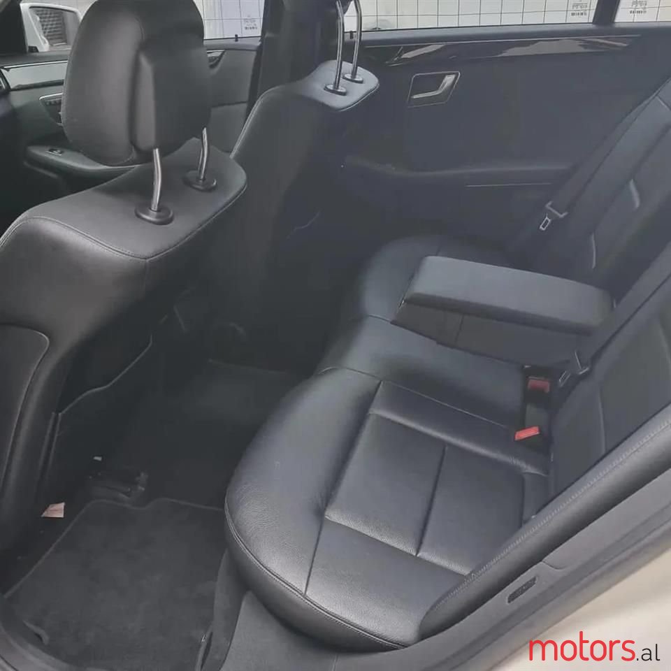 2012' Mercedes-Benz E 220 photo #6