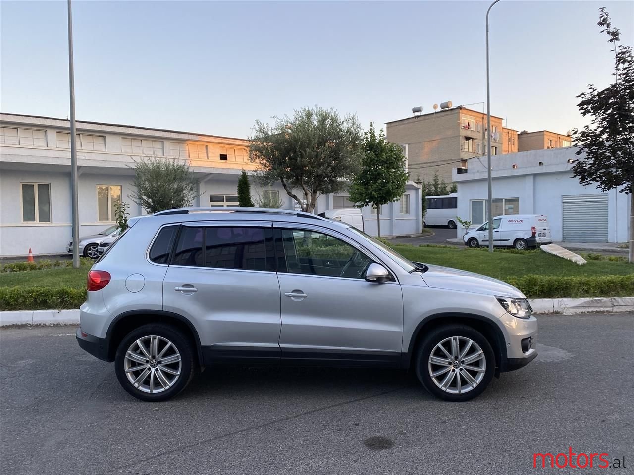 2012' Volkswagen Tiguan photo #2