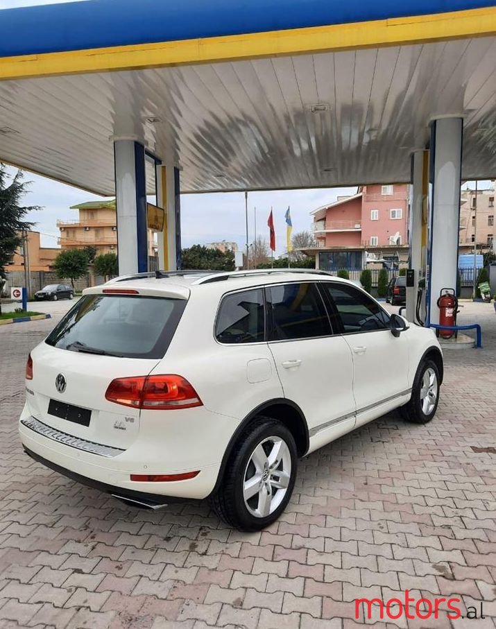 2012' Volkswagen Touareg photo #1