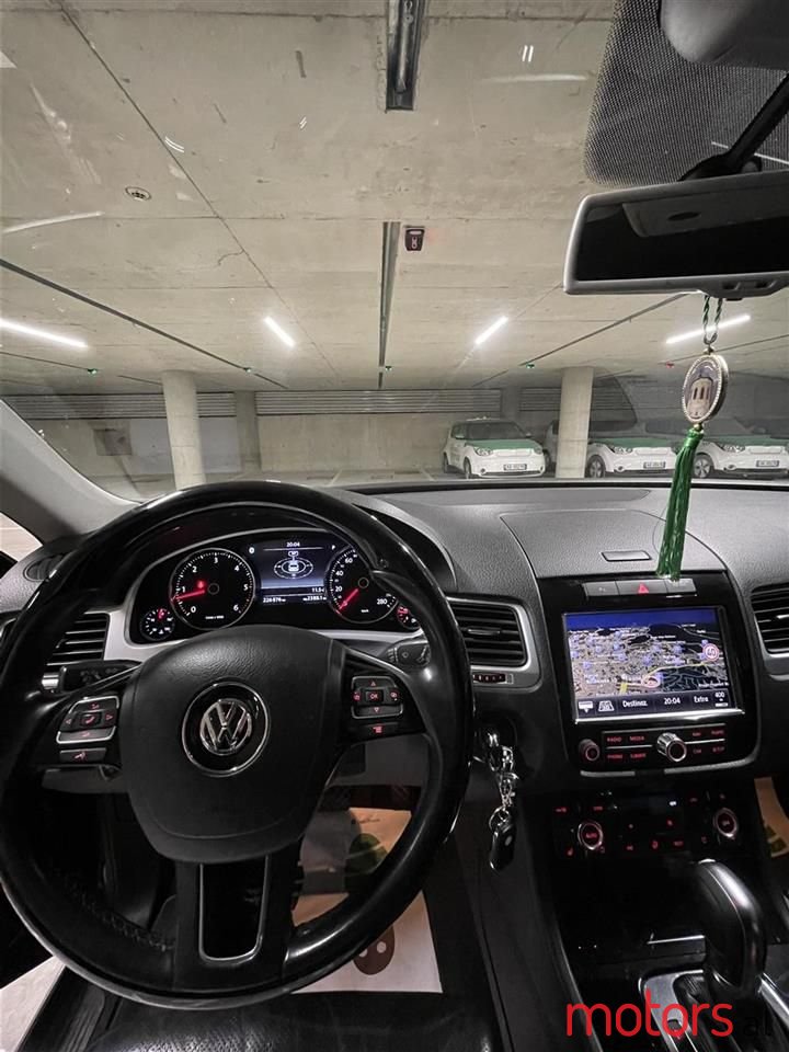 2014' Volkswagen Touareg photo #3