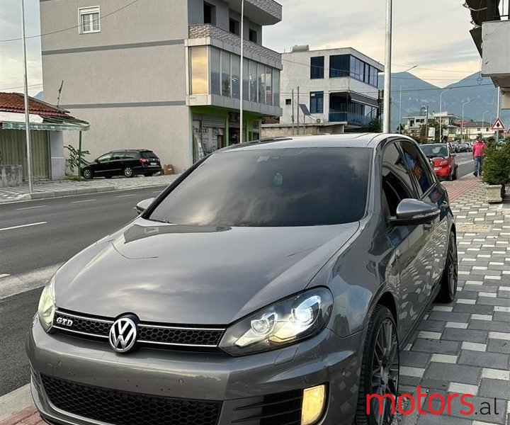 2011' Volkswagen Golf photo #1