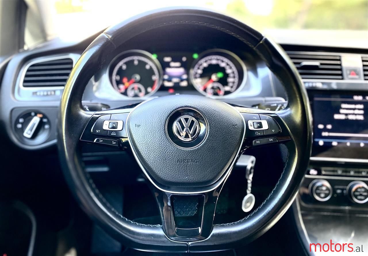 2017' Volkswagen Golf photo #5