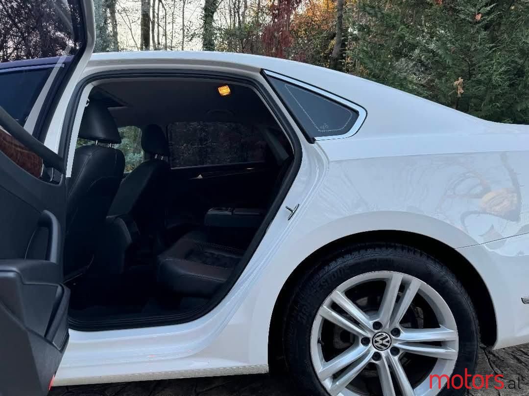 2012' Volkswagen Passat photo #6