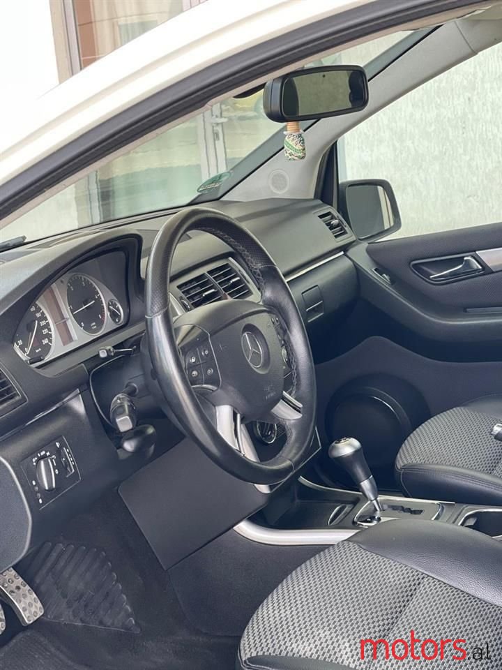 2010' Mercedes-Benz B 180 photo #3