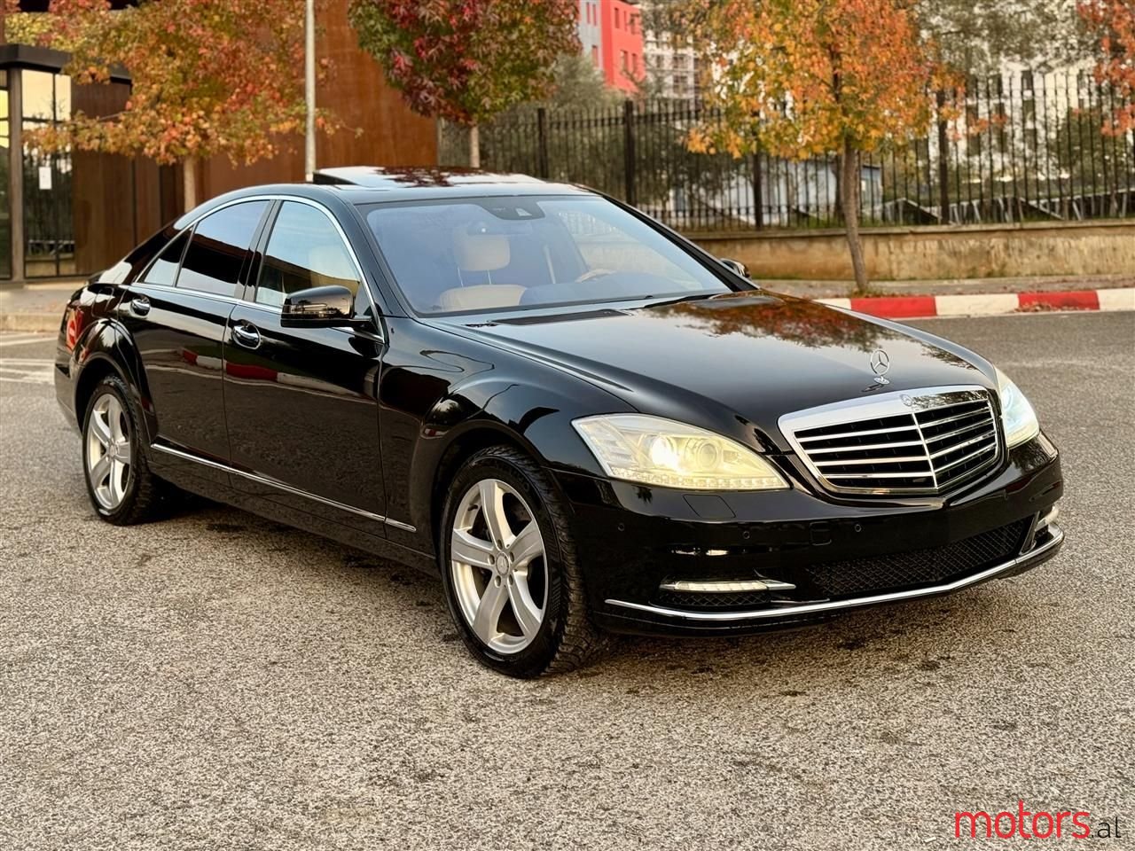 2011' Mercedes-Benz S 550 photo #5