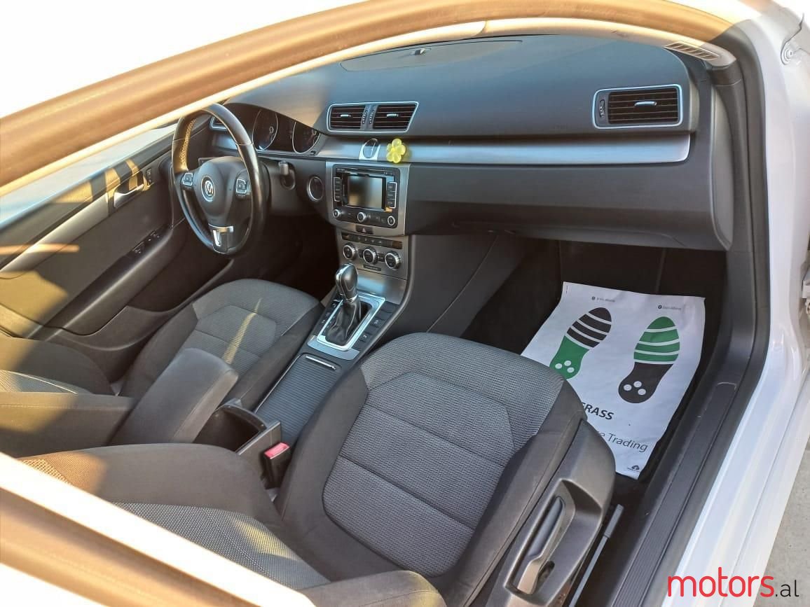 2015' Volkswagen Passat photo #6