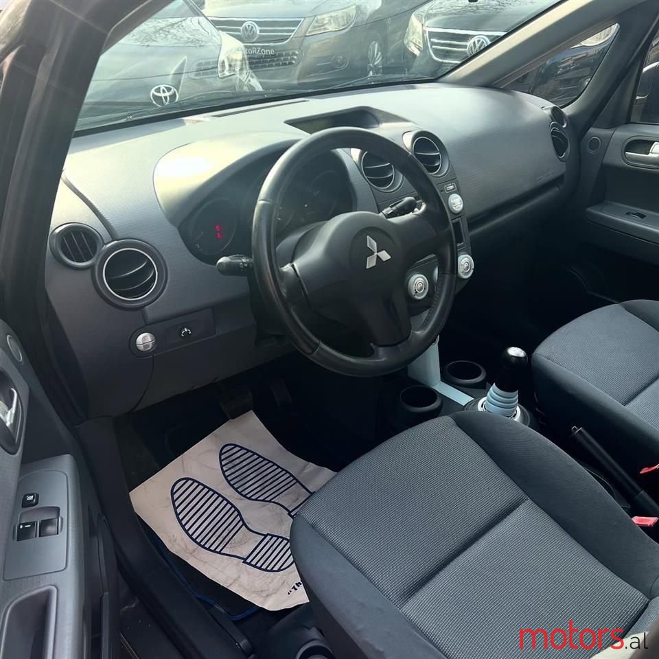 2006' Mitsubishi Colt photo #6