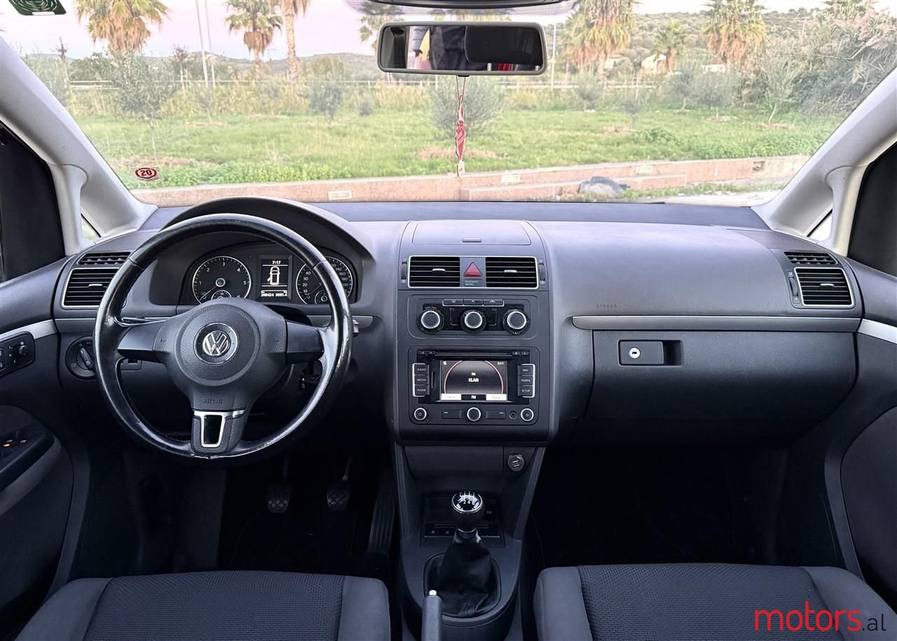 2012' Volkswagen Touran photo #3