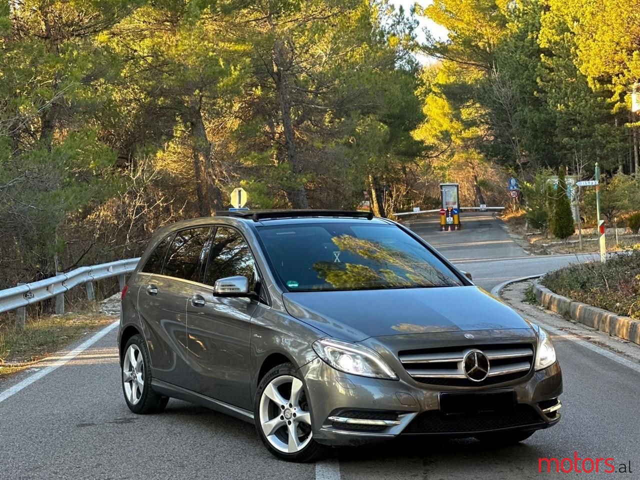 2012' Mercedes-Benz B 200 photo #5