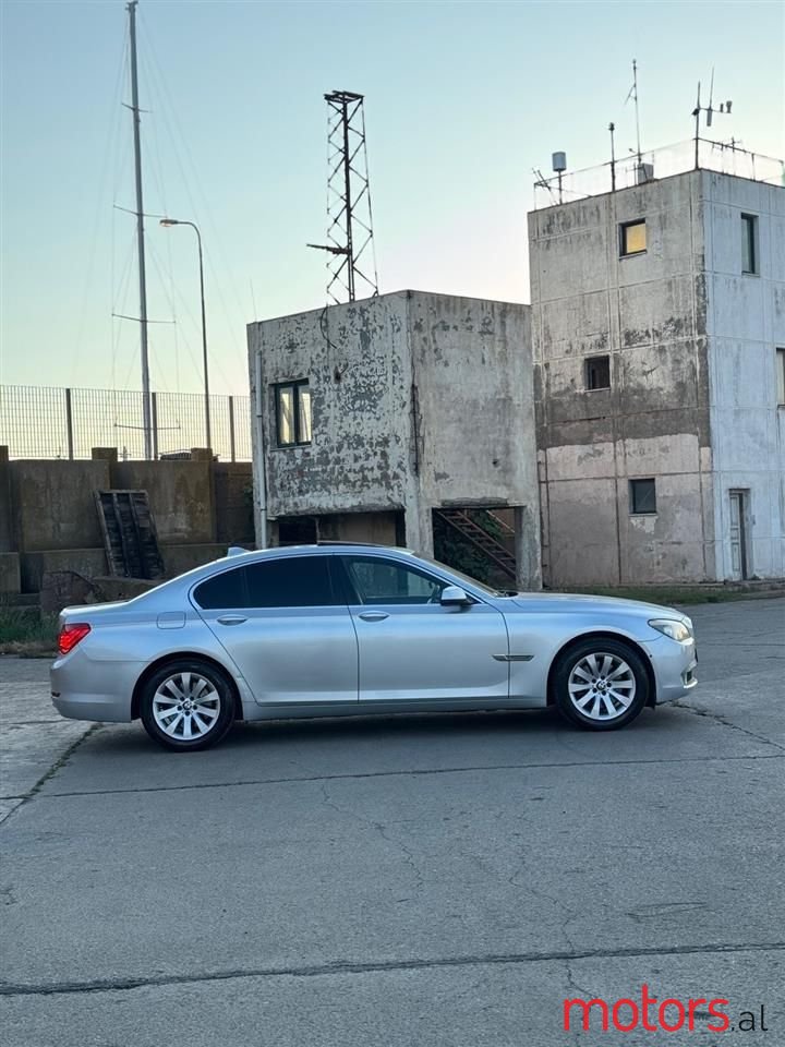 2011' BMW 730 photo #2