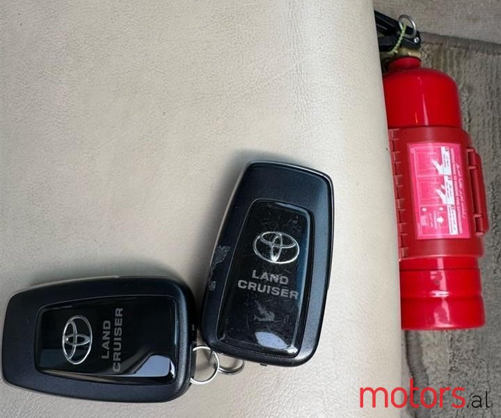 2019' Toyota Land Crusier photo #2