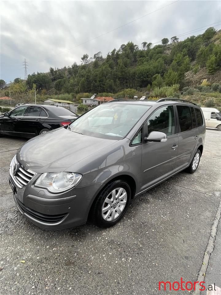 2008' Volkswagen Touran photo #5