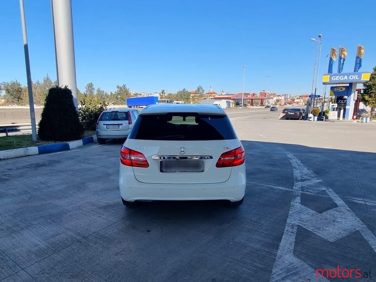 2013' Mercedes-Benz 200 photo #2