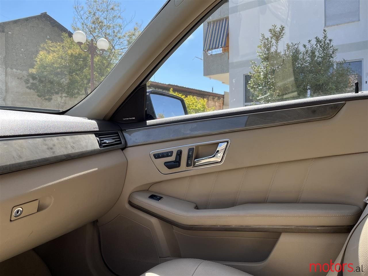 2011' Mercedes-Benz E 350 photo #3