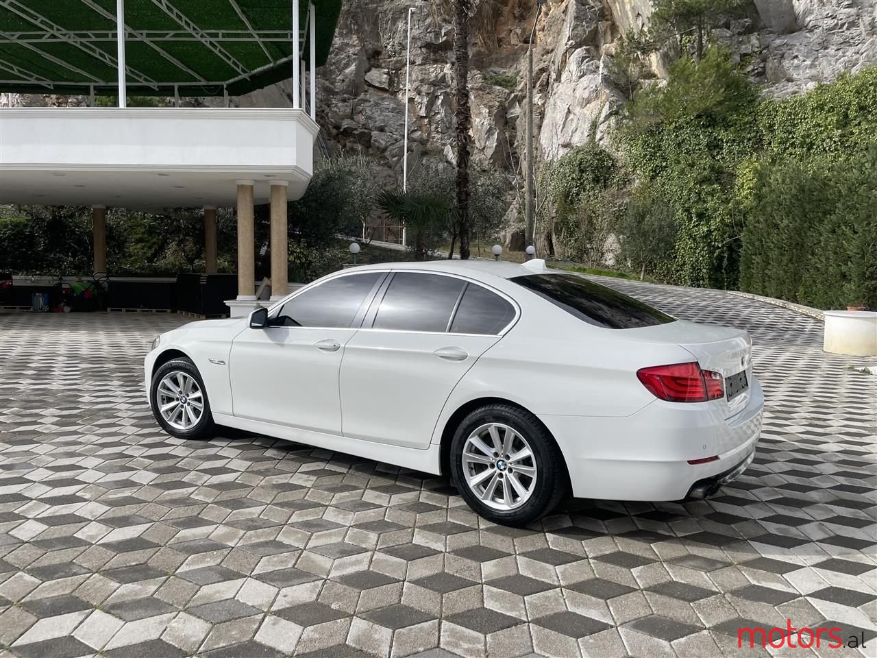 2011' BMW 520 photo #2