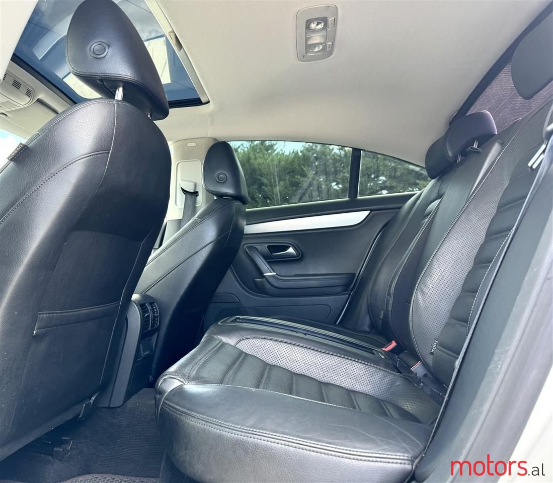 2010' Volkswagen Passat photo #4