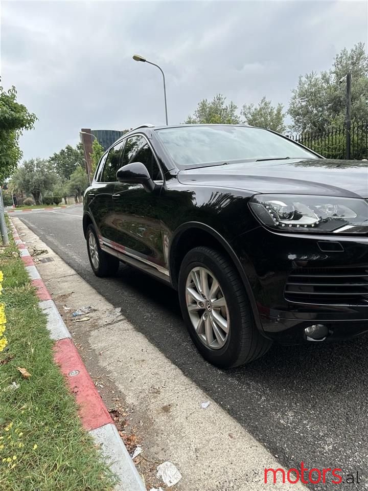 2013' Volkswagen Touareg photo #3