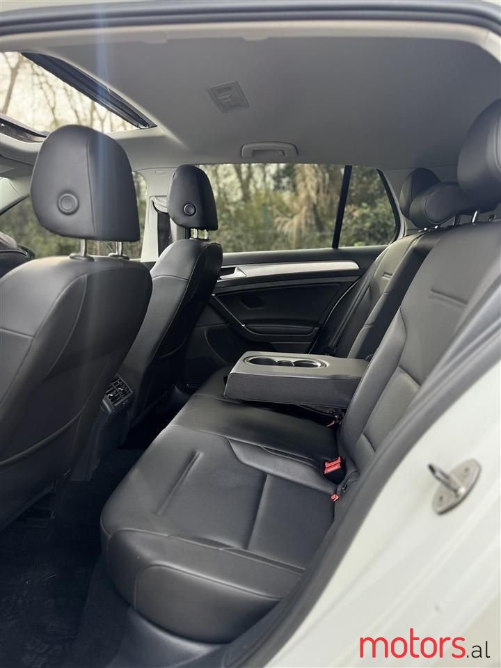 2016' Volkswagen Golf photo #5