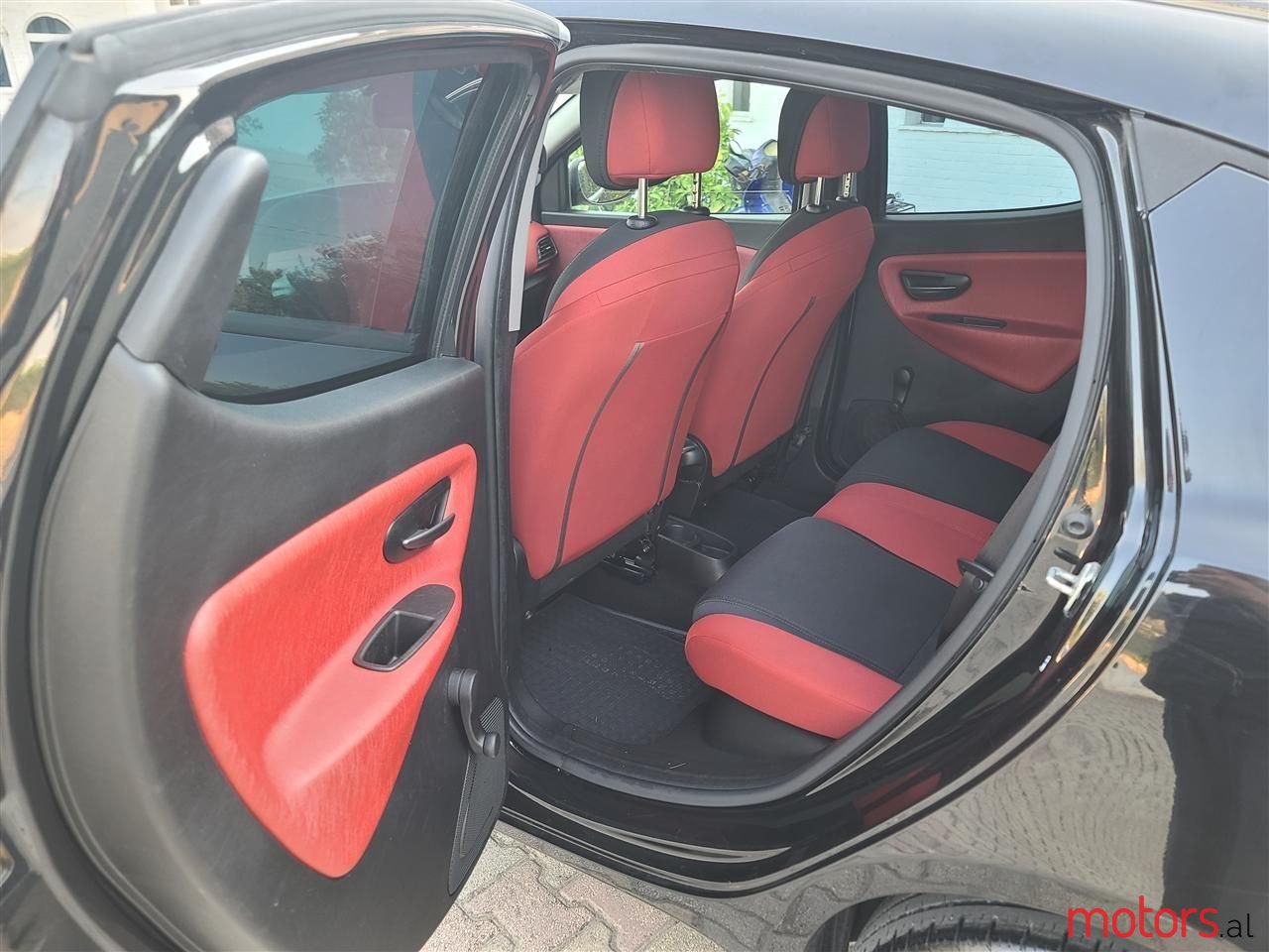 2014' Lancia Ypsilon photo #6