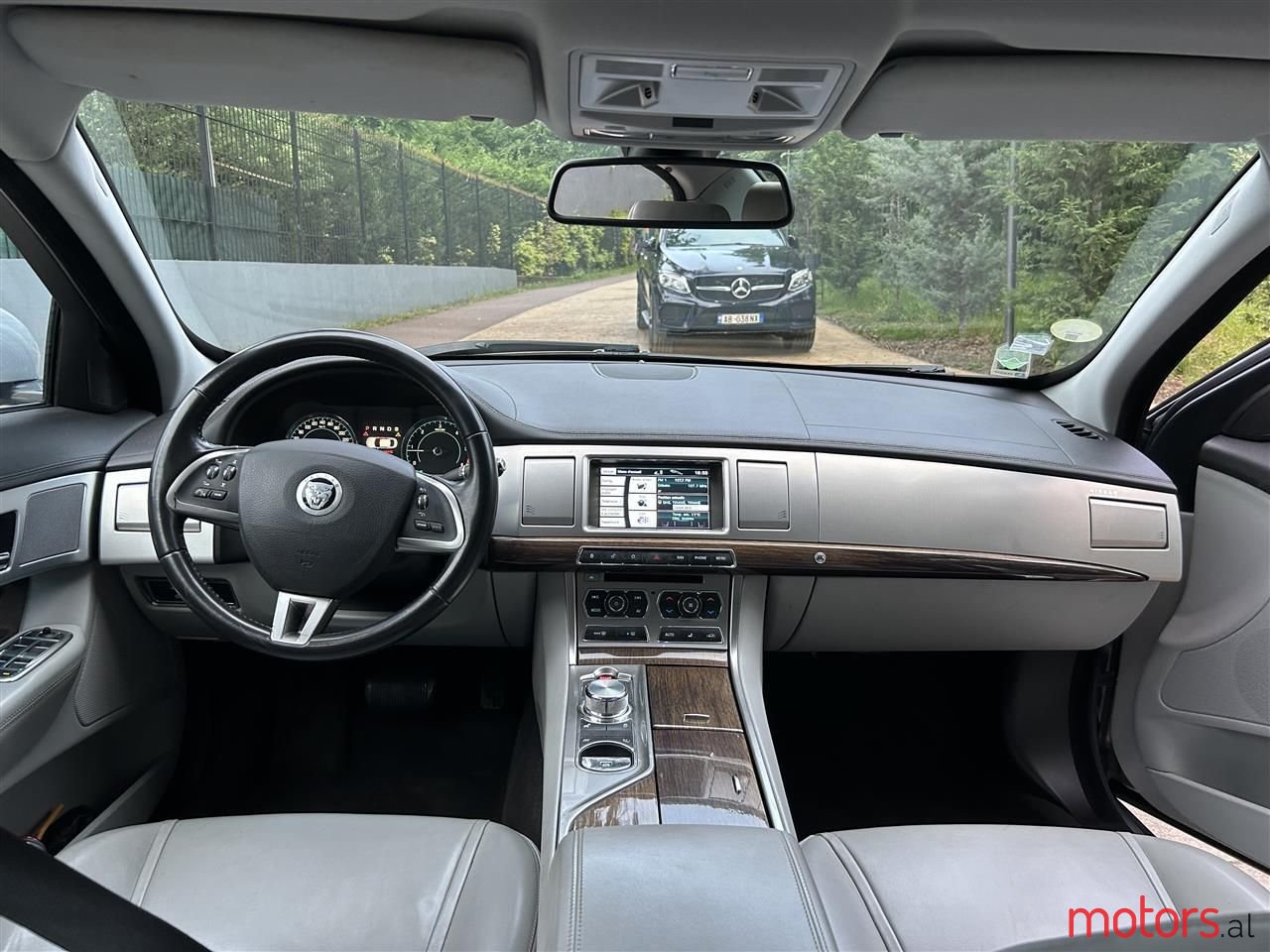 2012' Jaguar XF photo #2