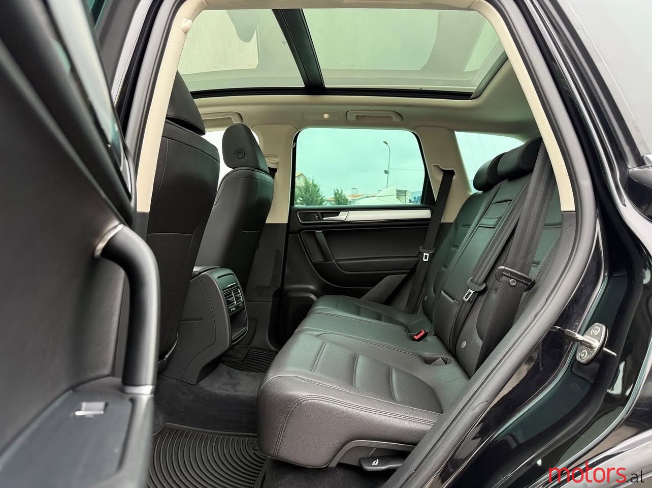 2016' Volkswagen Touareg photo #6