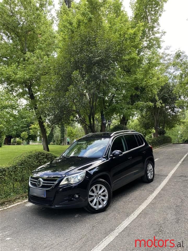 2011' Volkswagen Tiguan photo #1