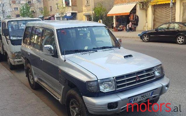 2000' Mitsubishi Pajero photo #2