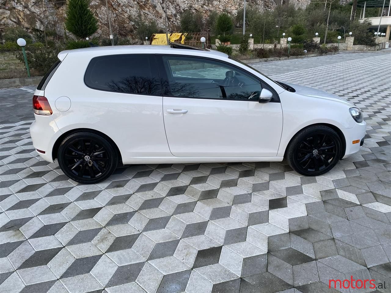 2011' Volkswagen Golf photo #4