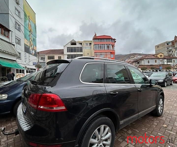 2011' Volkswagen Touareg photo #5
