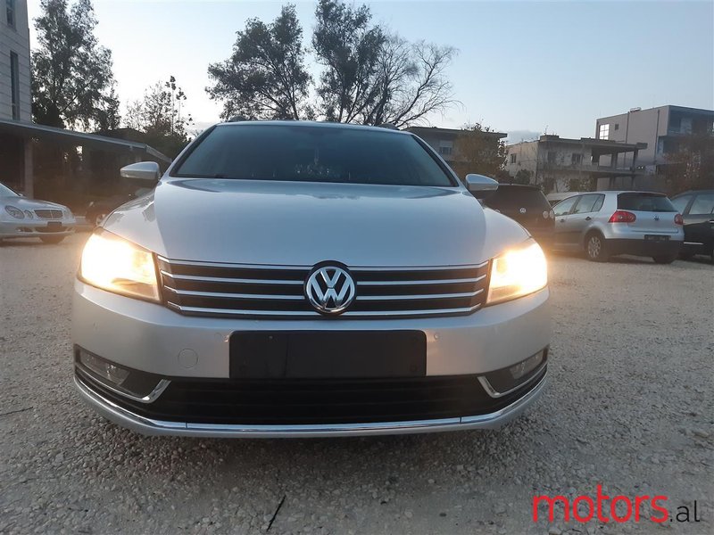 2011' Volkswagen Passat photo #4