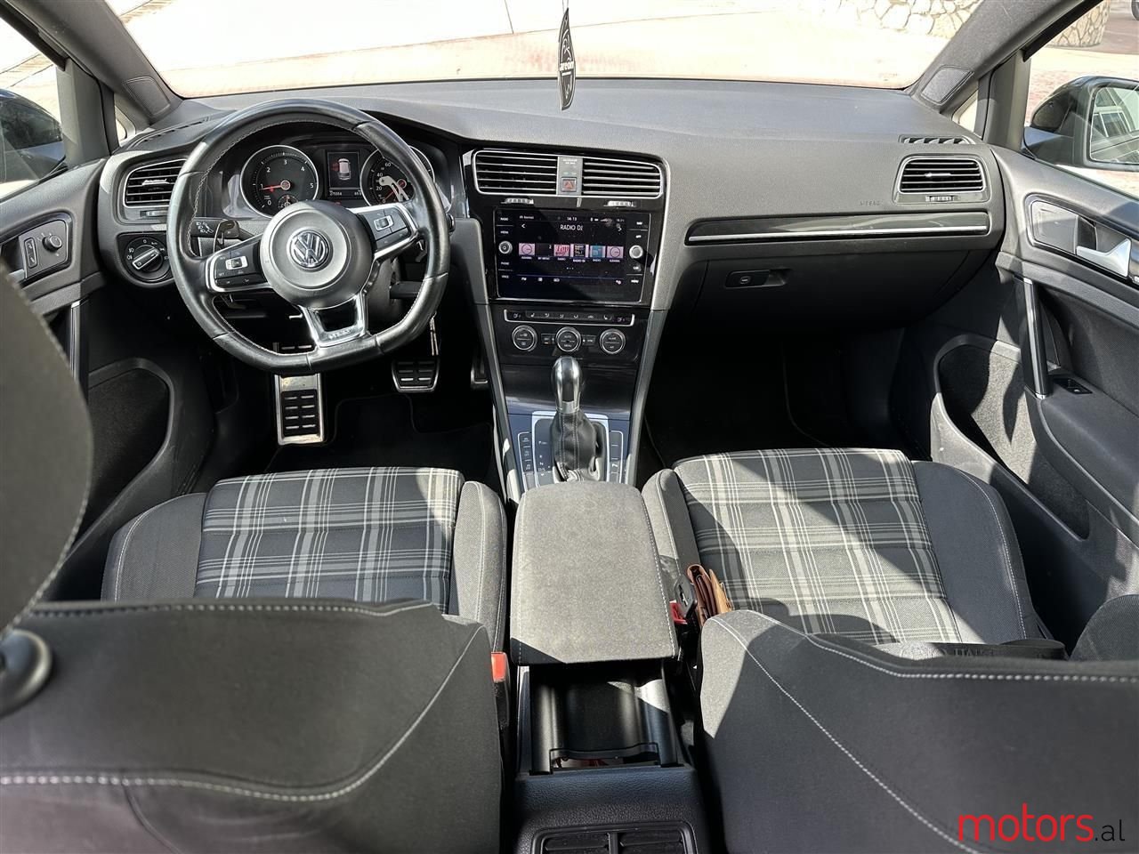 2015' Volkswagen Golf photo #2