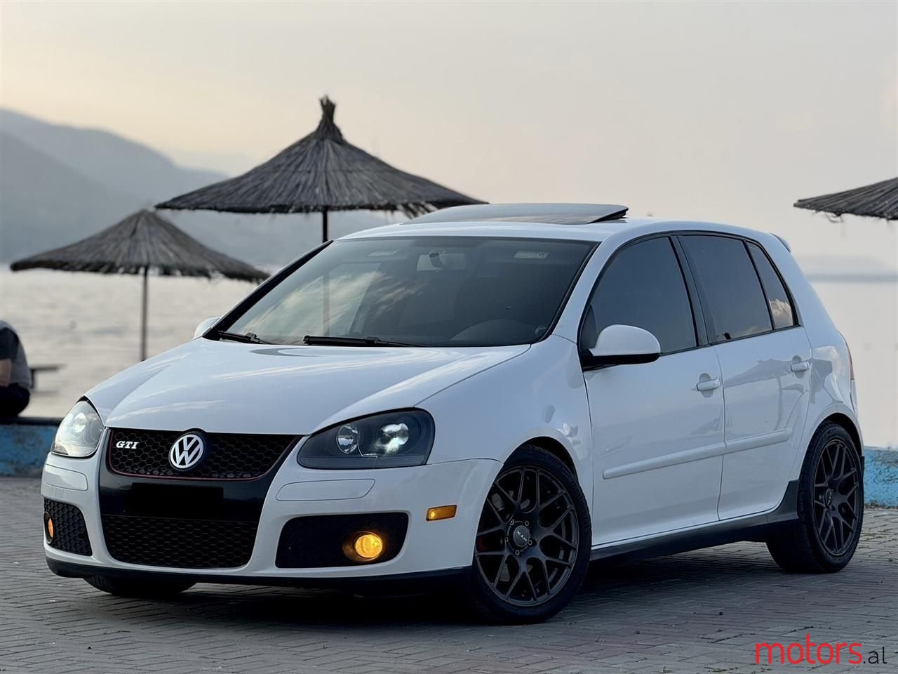 2009' Volkswagen Golf photo #2
