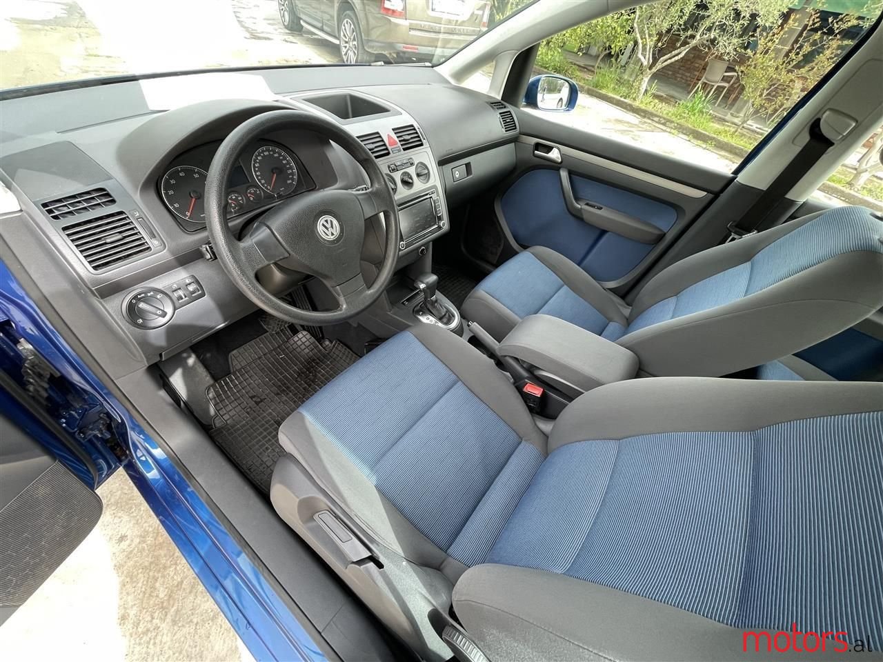 2009' Volkswagen Touran photo #4