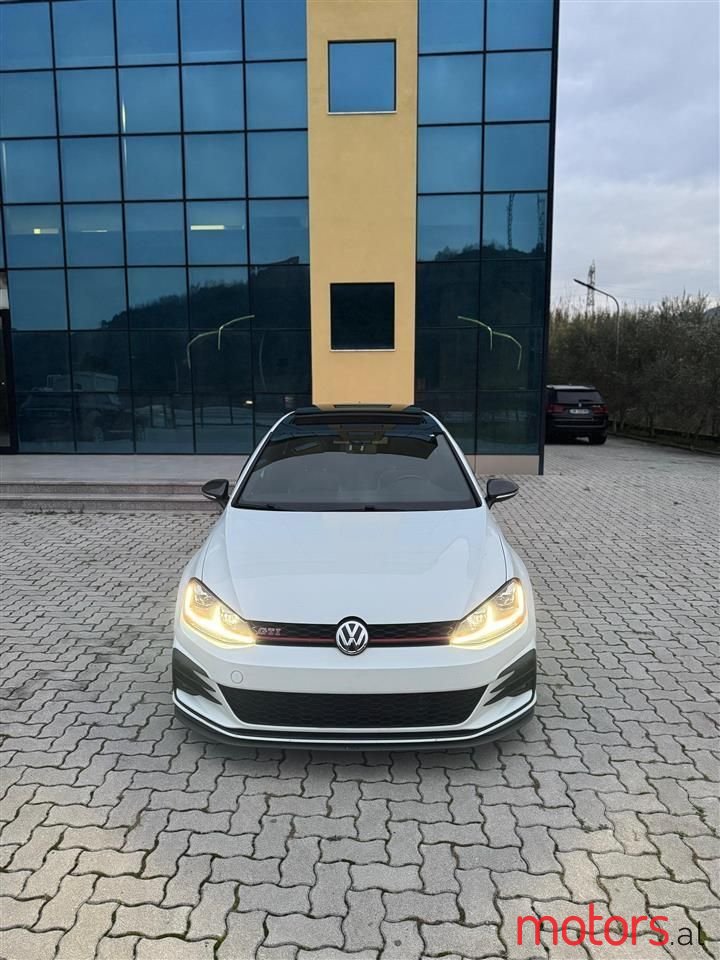 2019' Volkswagen Golf photo #4