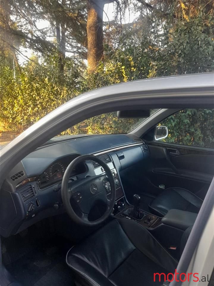 2001' Mercedes-Benz 270 photo #3