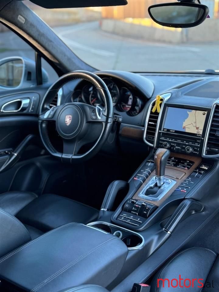 2011' Porsche Cayenne photo #2