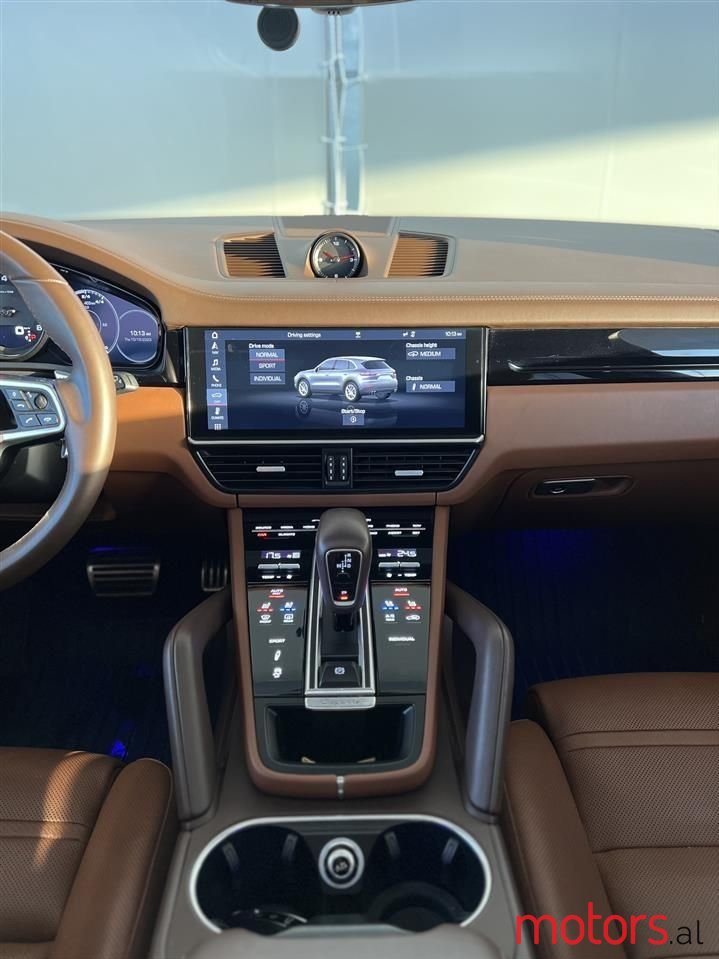 2020' Porsche Cayenne photo #5
