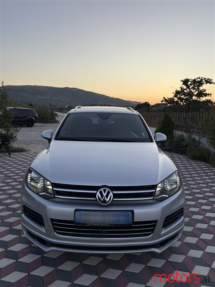 2015' Volkswagen Touareg photo #2