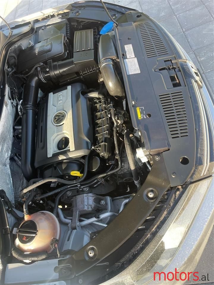 2014' Volkswagen Touareg photo #2