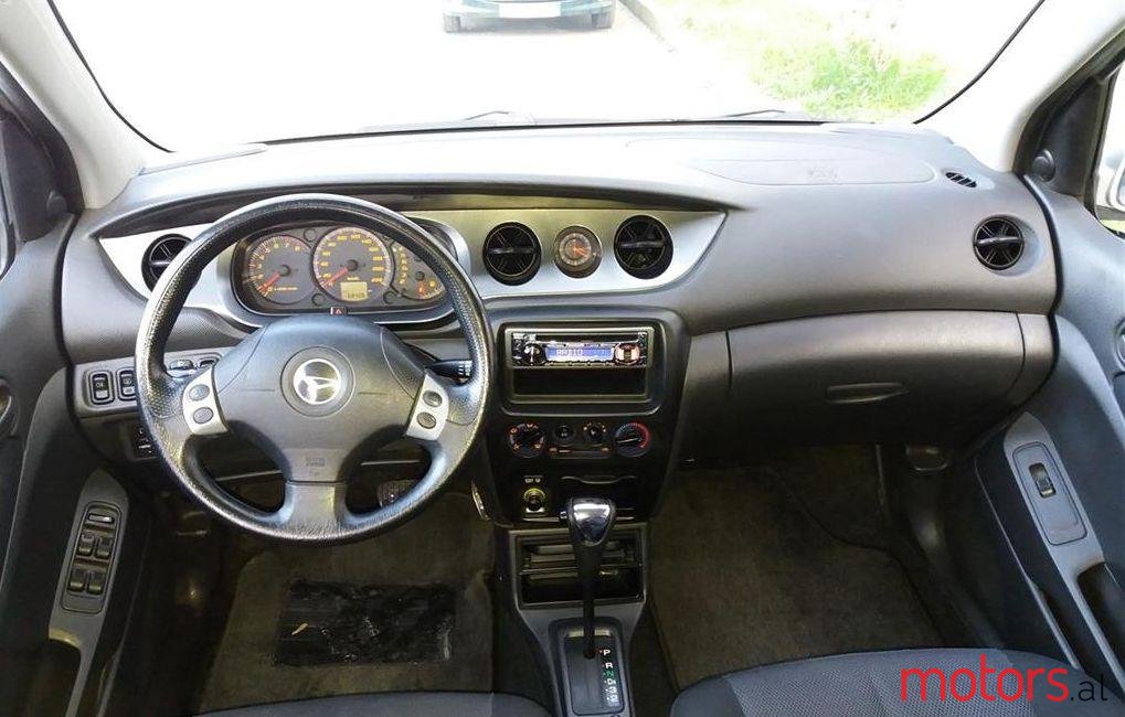 2003' Daihatsu YRV photo #2