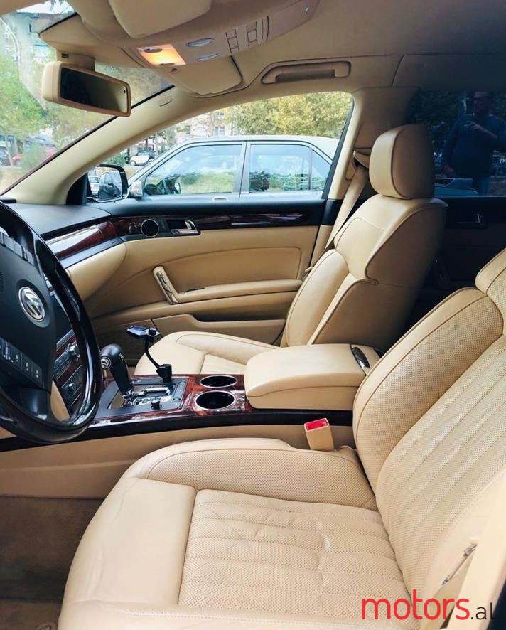 2009' Volkswagen Phaeton photo #1